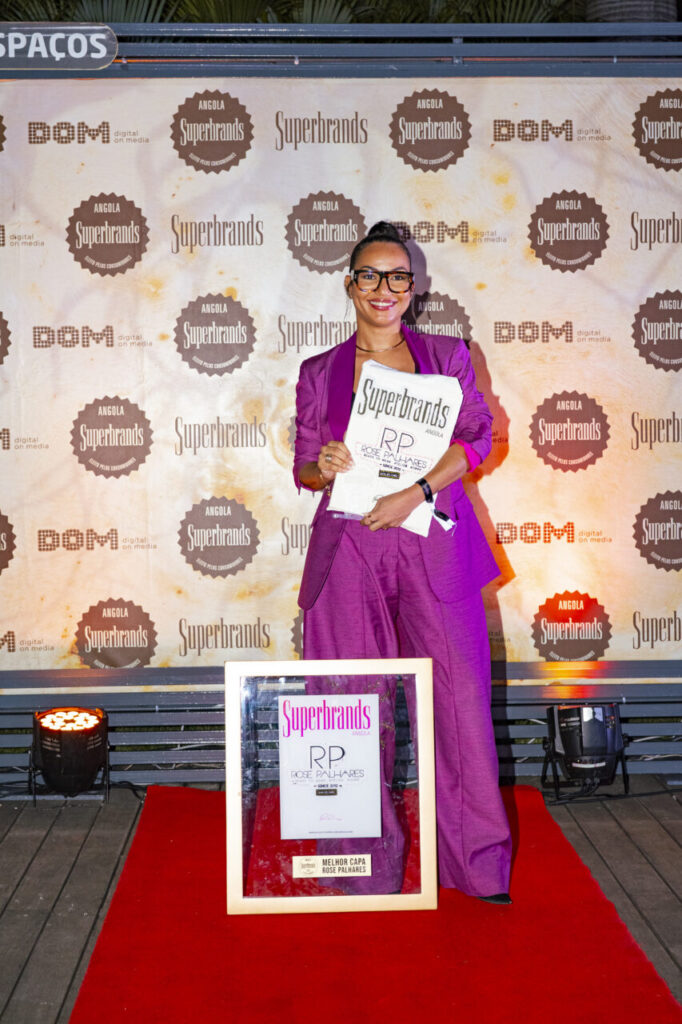 A estilista angolana Rose Palhares foi distinguida com o prémio de Melhor Capa da edição impressa da Superbrands Angola 2025