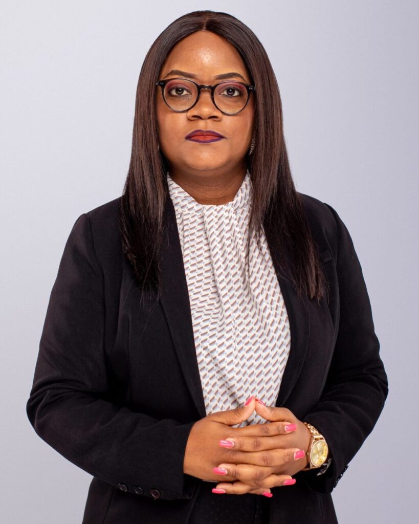 Nícia Fernandes, Analista de Dados e especialista em Power BI, é uma profissional angolana que alia experiência tecnológica à visão estratégica, inspirando mulheres na área de Carreira