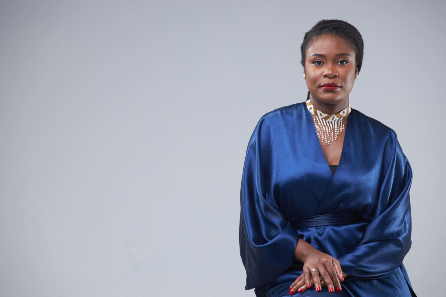 Shendylene Elias: “O luto não acaba. Somos nós que crescemos diante dele.” A psicóloga e investigadora Shendylene Elias fala sobre o impacto do luto, o projecto Onjila Yoluto e a importância de cuidar da mente e preservar a cultura angolana.