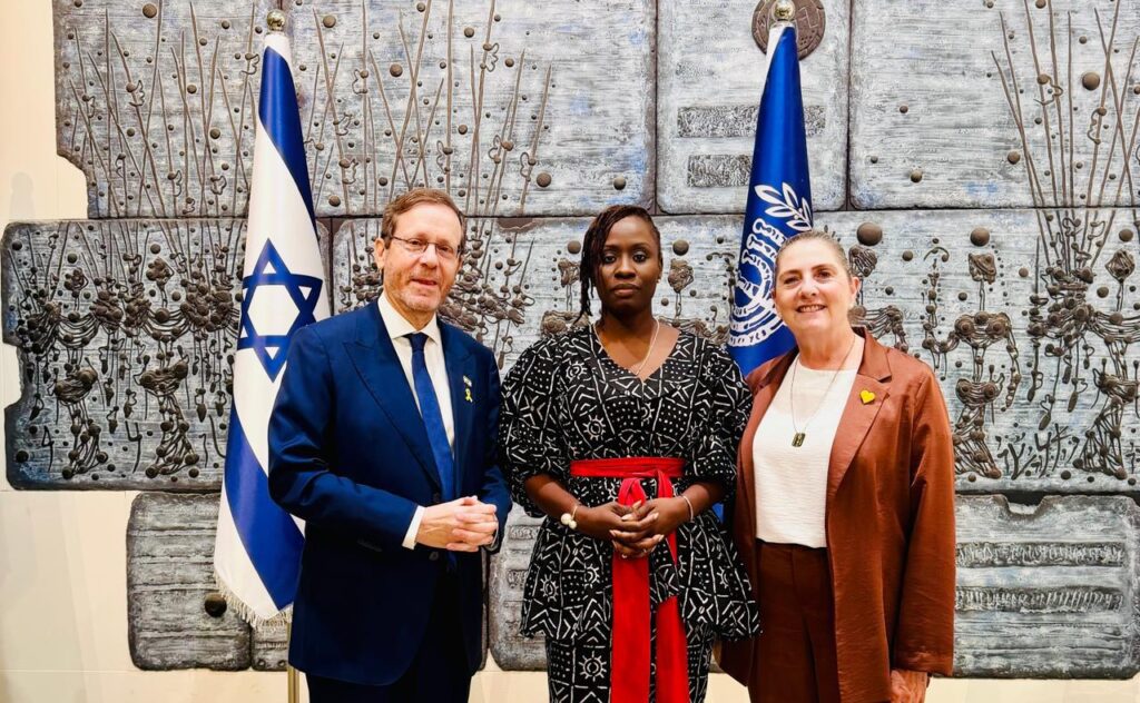 Maria Uini Baptista representa Angola na 32.ª Conferência Internacional de Mulheres Líderes em Israel A líder angolana Maria Uini Baptista representa Angola na 32.ª Conferência Internacional de Mulheres Líderes, em Israel, evento que reúne mulheres de todo o mundo sob o tema “Moldando o Futuro: Liderança Feminina, IA e Igualdade de Género”.