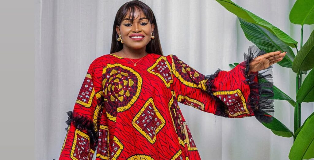 A estilista angolana Angélica Nvula vence prémio continental de moda na Nigéria com a colecção “Angola Independent”.