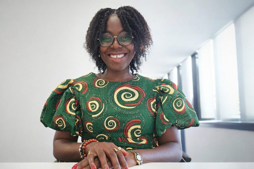 Regina Ngunza é distinguida no Africa Stars Gala 2025–2026 por excelência na comunicação corporativa e promoção do sector da aviação.