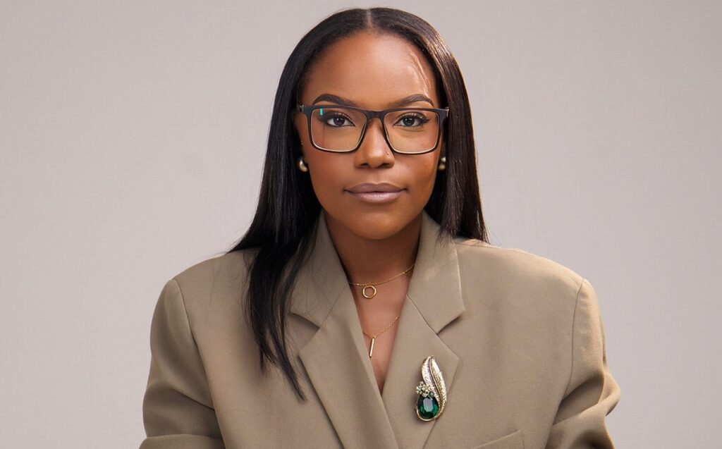 Com mais de 14 anos de experiência no sector energético, Winne Cadete afirma-se como uma das vozes angolanas na sustentabilidade, actuando entre Angola, Brasil e fóruns internacionais.