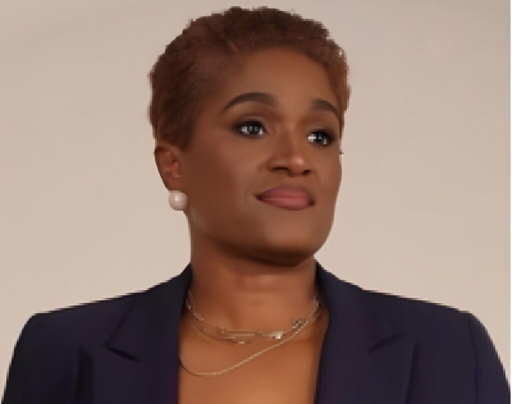 Constância de Oliveira defende que crescimento pessoal exige maturidade emocional e posicionamento Constância de Oliveira fala sobre liderança feminina, maturidade emocional e crescimento pessoal no desenvolvimento das mulheres.