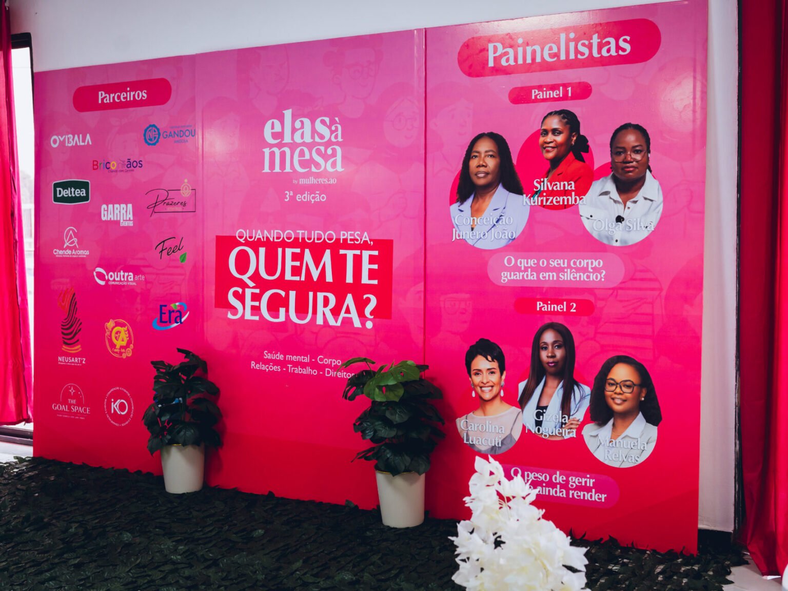 3.ª edição do Elas à Mesa reúne 100 mulheres para uma conversa sobre o que pesa — e sobre quem nos segura A 3.ª edição do Elas à Mesa reuniu 100 mulheres em Luanda para conversar sobre saúde mental, corpo, relações, trabalho, direitos e bem-estar.